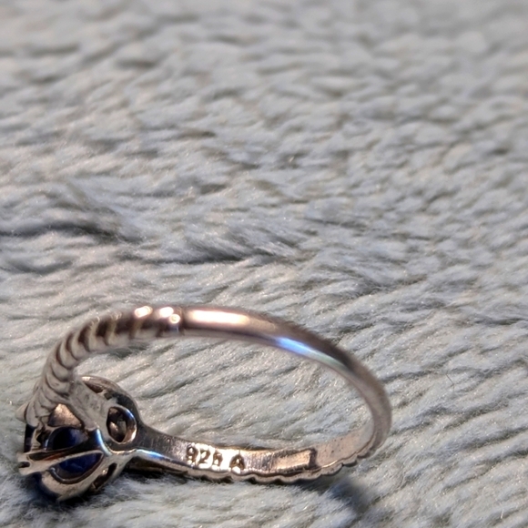 Vintage Sterling Silver and Oval Sapphire Ring w/ Rope Detailing the Band - Picture 9 of 9